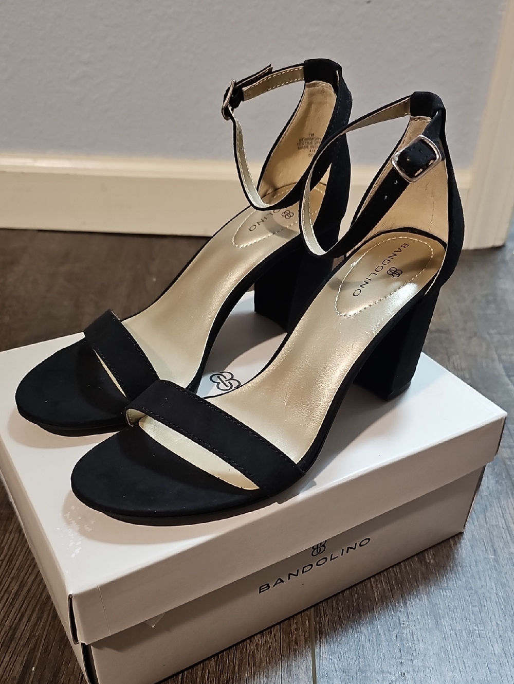 Bandolino Armory Women's 7 Black Suede Ankle-Strap Heels New In Box - Picture 3 of 7